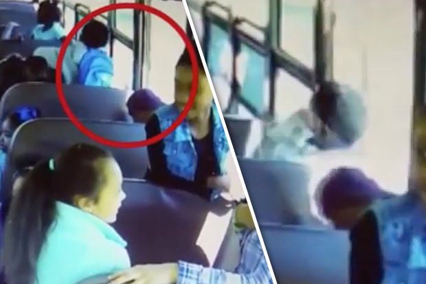 Si apre porta di emergenza scuolabus: bambino di 8 anni cade di sotto