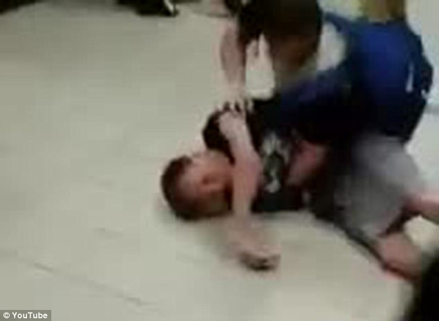 Studenti nel corridoio, improvvisamente uno colpisce l'altro con un pugno