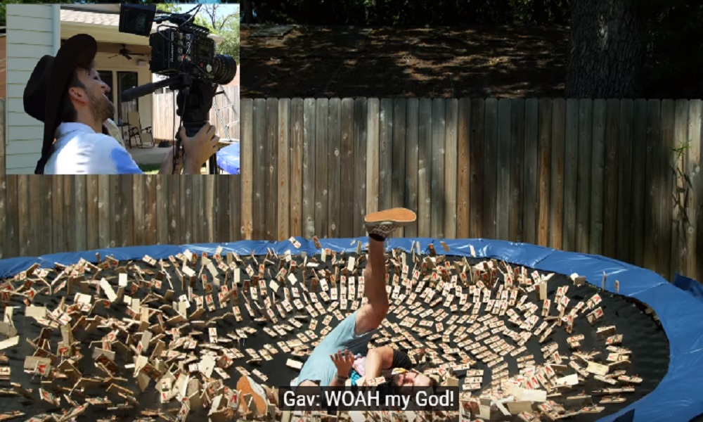 YOUTUBE Piazza 1000 trappole per topi sul tappeto elastico e si tuffa