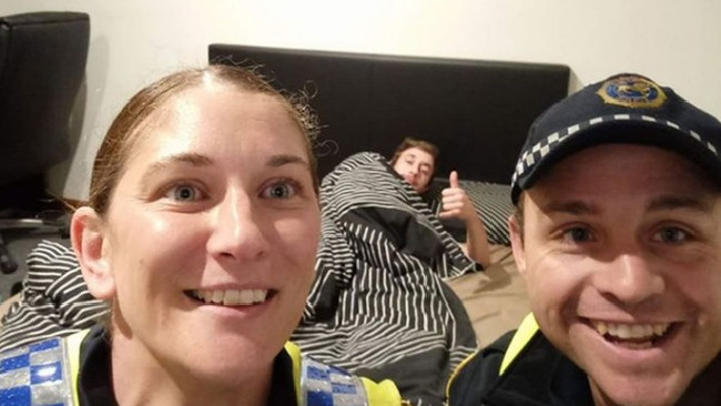 Ubriaco si risveglia nel suo letto accende cellulare e scopre chi l'ha accompagnato a casa