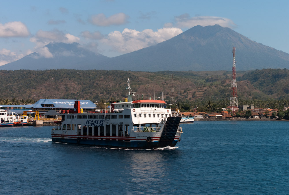 Indonesia, traghetto prende fuoco: 5 passeggeri morti