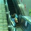 Anziano sviene sulle scale mobili e cade sbattendo la testa