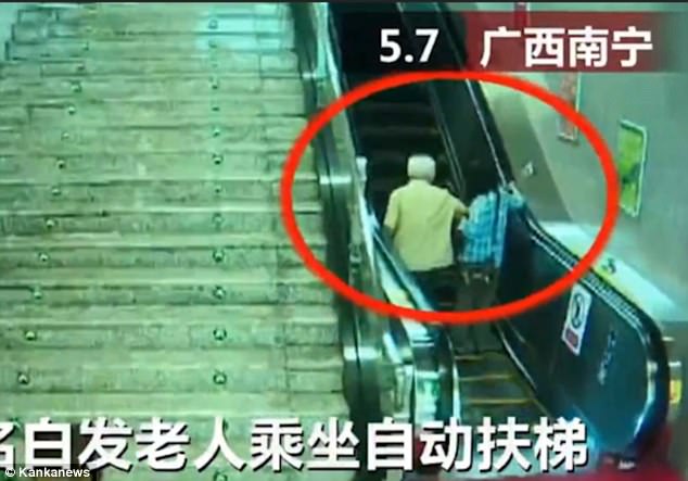 Anziano sviene sulle scale mobili e cade sbattendo la testa