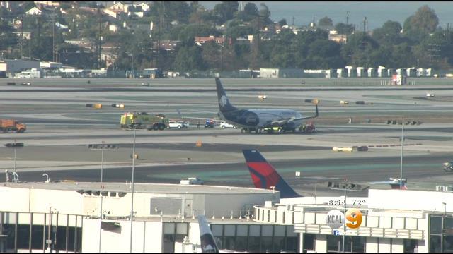 YOUTUBE Aereo urta camioncino di servizio in pista: 8 feriti a Los Angeles