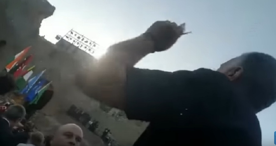 Sindaco Messina Renato Accorinti urla a Trump: "Peace, no war"