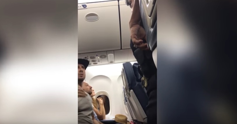 Padre minacciato in aereo: "O tuo figlio libera il posto o finisci in galera"