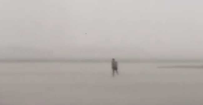 YOUTUBE Sta per salire sull'aereo, vento gli porta via biglietto: iniziano le comiche