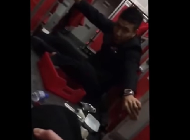 YOUTUBE Panico sull'aereo: vuoto d'aria scaraventa a terra i passeggeri