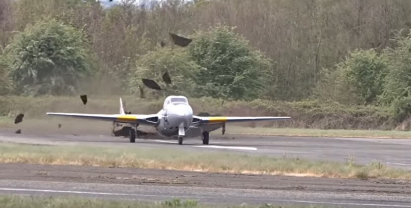 Distrugge la pista durante il decollo