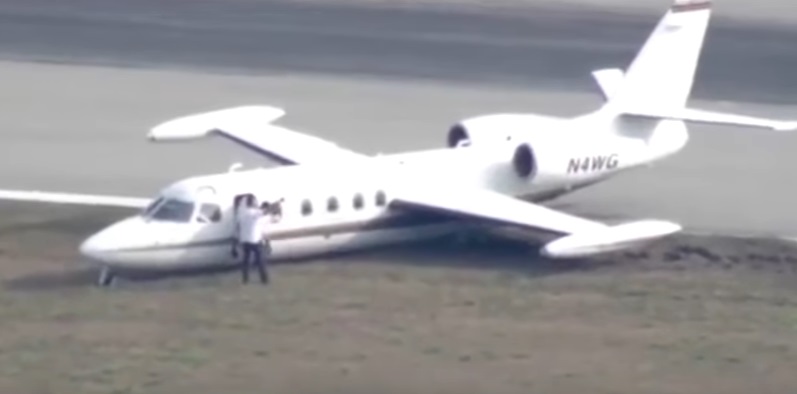 Aereo perde ruota in volo: ecco come è costretto ad atterrare