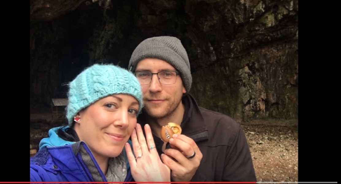 Anna indossa per un anno l'anello di fidanzamento...al collo