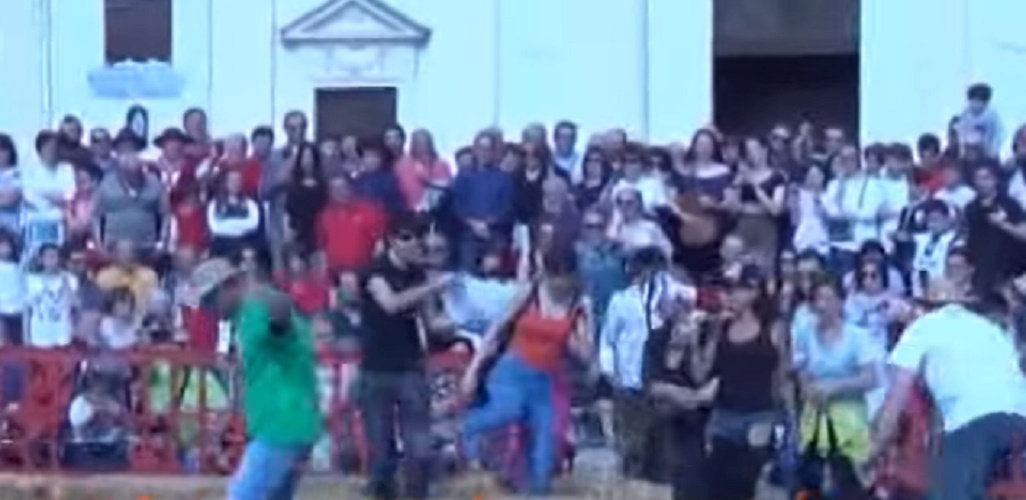 YOUTUBE Animalisti irrompono alla fiera dei maiali. Pubblico indignato urla: "Fate correre loro"