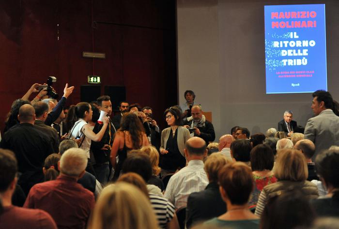 Contestano Minniti al Salone del Libro e vengono allontanati: "Razzisti"