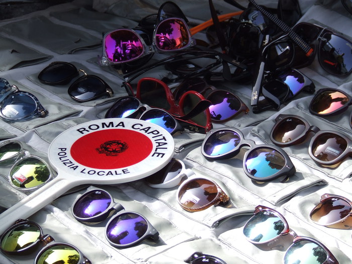 Roma, ambulante muore durante un controllo. Testimoni: "Investito dai vigili"