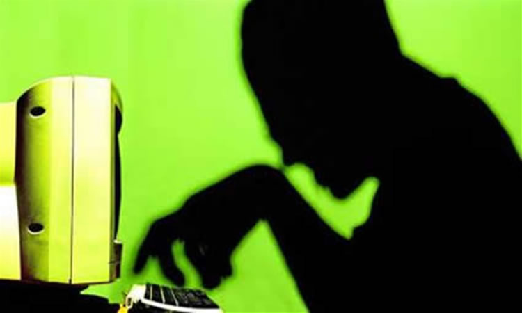 Minore abusa del fratellino e invia il video su Whatsapp ad un uomo