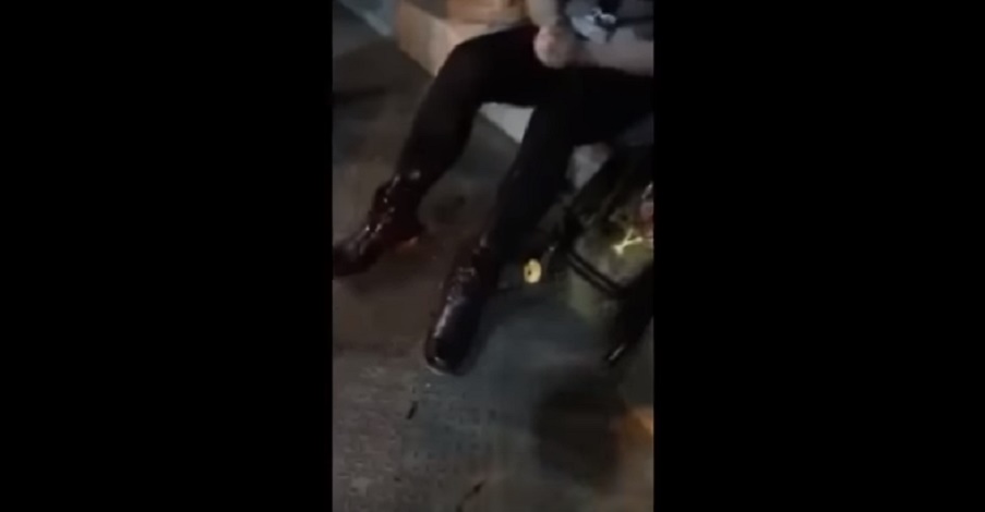 Manchester, ferito viene soccorso dopo l'esplosione al concerto di Ariana Grande