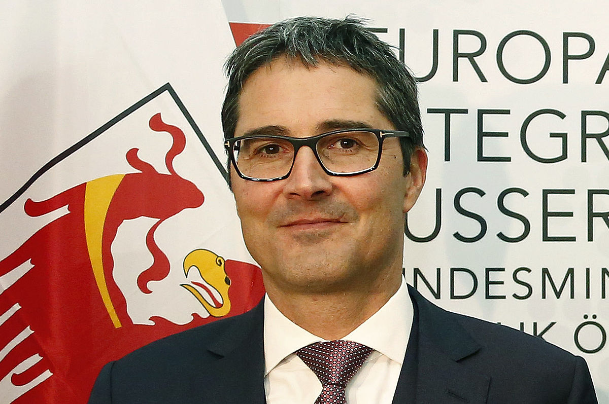 Bolzano, il presidente di Provincia guadagna quanto un Capo di Stato: 19mila€ al mese