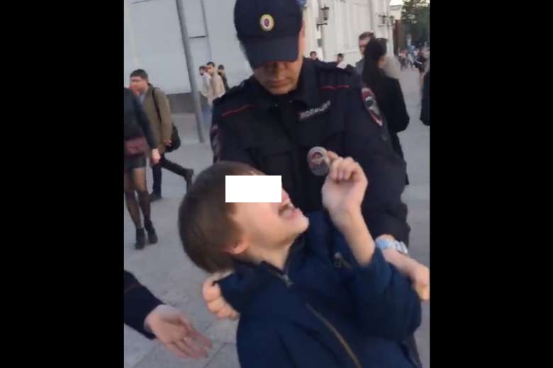 Recita Shakespeare in strada: bambino di 10 anni arrestato a Mosca VIDEO
