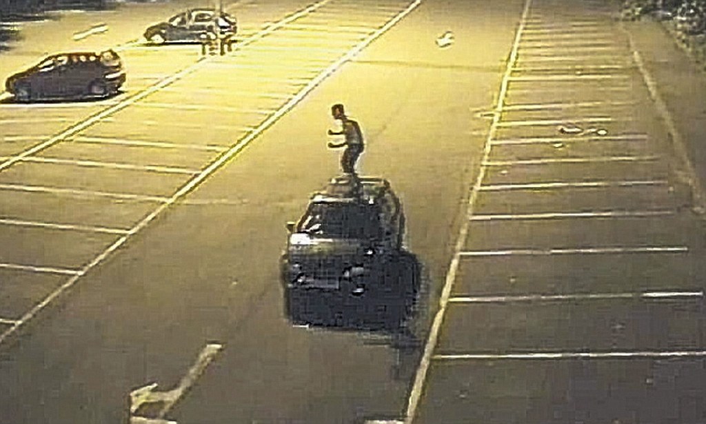 Rovigo, travolto dall'auto dell'amico: gravissimo. Ipotesi è car surfing