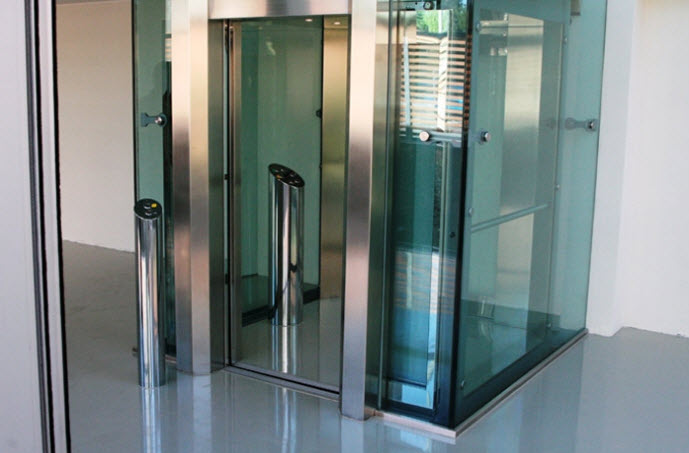 Madrid: cede il pavimento di cristallo di un ascensore, muoiono due 17enni