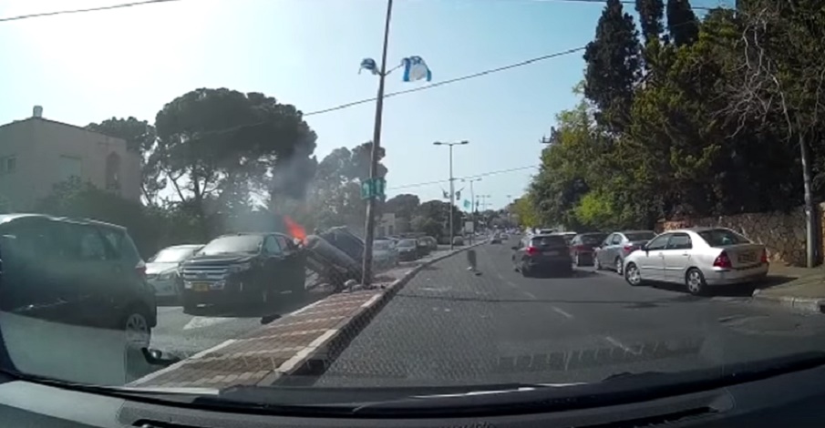 Audi perde controllo, finisce contro auto in fila e prende fuoco: VIDEO dashacam