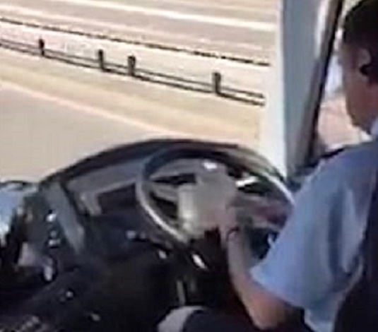Guida contando i soldi e sterza il bus usando i gomiti