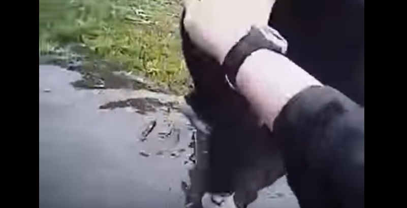 YOUTUBE Poliziotto salva bambino autistico da uno stagno