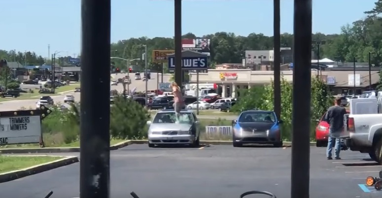 Fidanzato la tradisce, lei sfonda parabrezza a calci