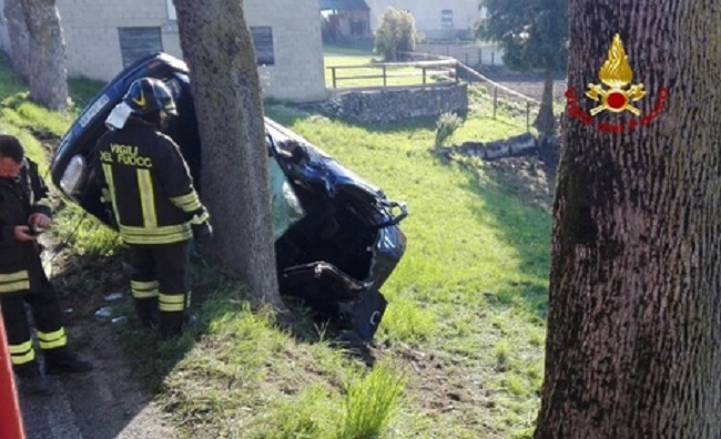 Auto contro albero, due morti sulla Casilina a Vairano Patenora (Caserta)