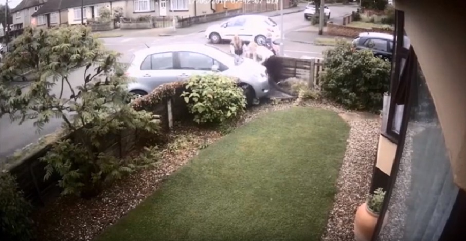 Mamma accompagna a scuola i tre figli: due auto si scontrano