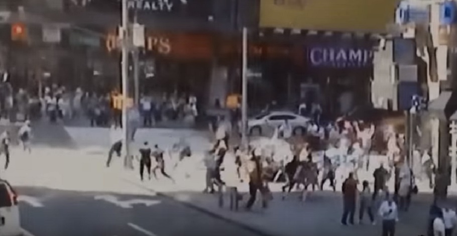Times square, il momento in cui l'auto falcia la folla