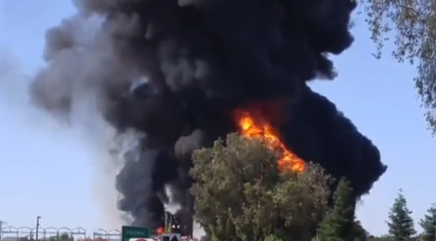 YOUTUBE Autocisterna si ribalta e prende fuoco: morto l'autista