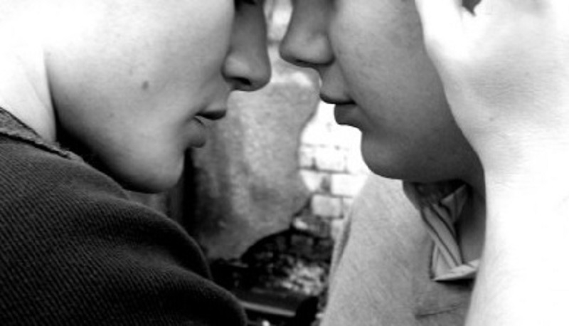 Pescara, saluta il fidanzato con bacio gay: inseguito e insultato. Ma "non è reato"?