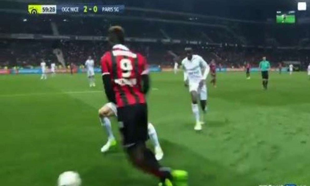 Balotelli danza sul pallone e perde tempo, Matuidi lo stende
