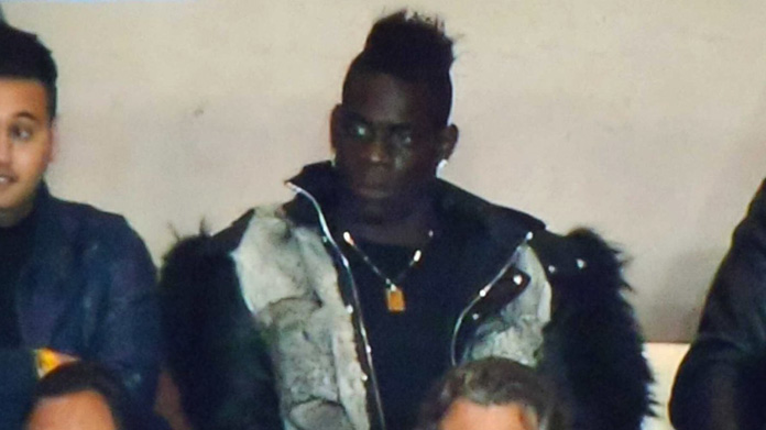 Monaco-Juventus, Mario Balotelli con il giacchetto peloso: social scatenati