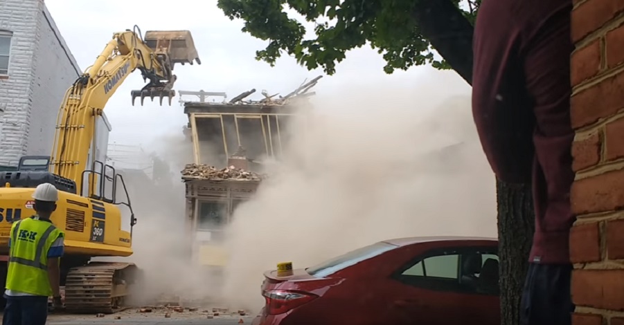 Operai demoliscono casa....e crolla quella accanto da 160mila dollari