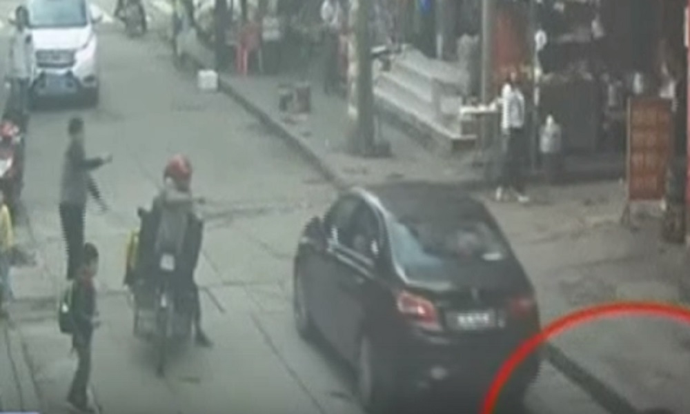 YOUTUBE Le passa sopra un'auto: bimba salva per miracolo