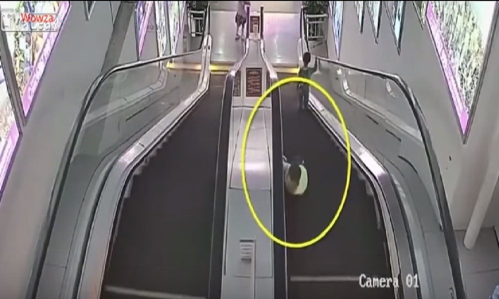 YOUTUBE Bambino resta con la mano incastrata nella scala mobile