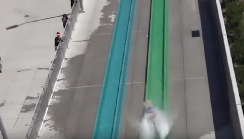 Scende velocissimo dallo scivolo acquatico, finisce sul cemento