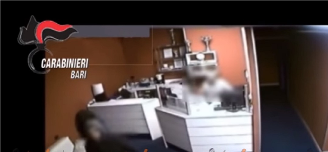 Rapina sala giochi colpendo il gestore con mazza da baseball