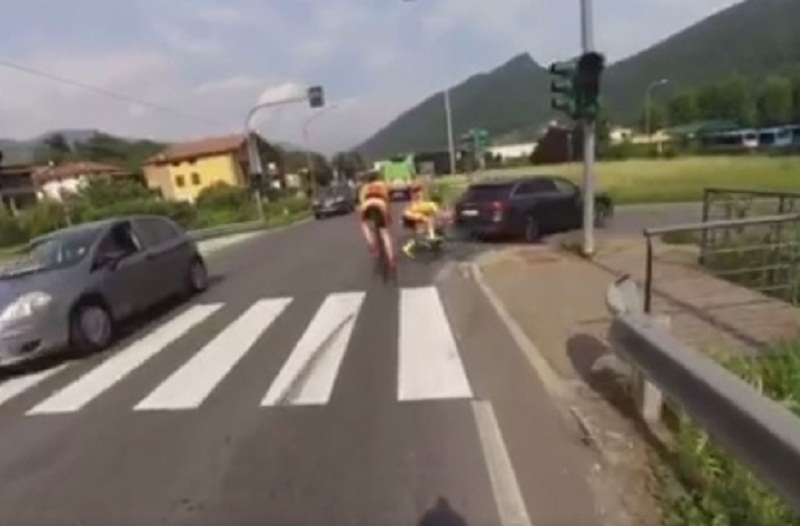 YOUTUBE Paratico, investe 15enne in bici e scappa. Video divide il web: "State sulle ciclabili"
