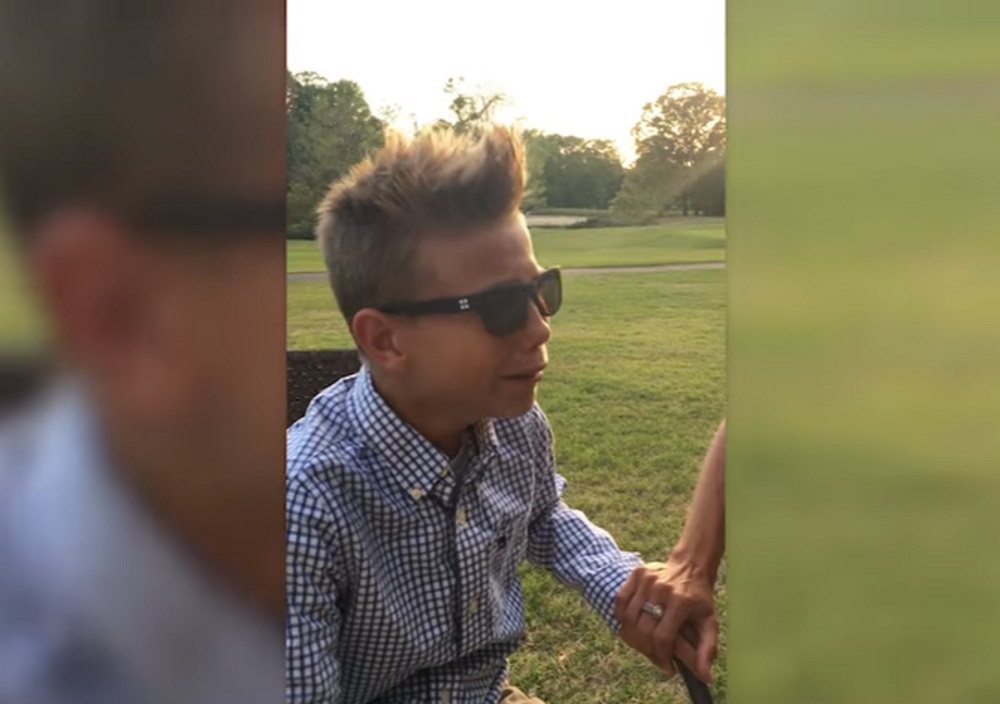 YOUTUBE Il bimbo daltonico di 10 anni vede i colori per la prima volta: il video è emozionante