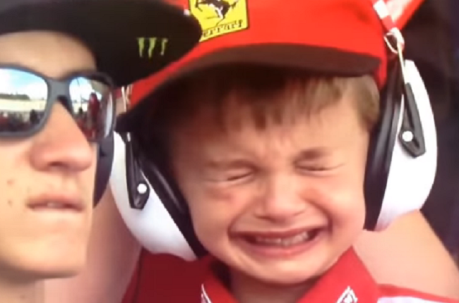 YOUTUBE Bimbo piange per incidente, la Ferrari lo porta a conoscere Raikkonen