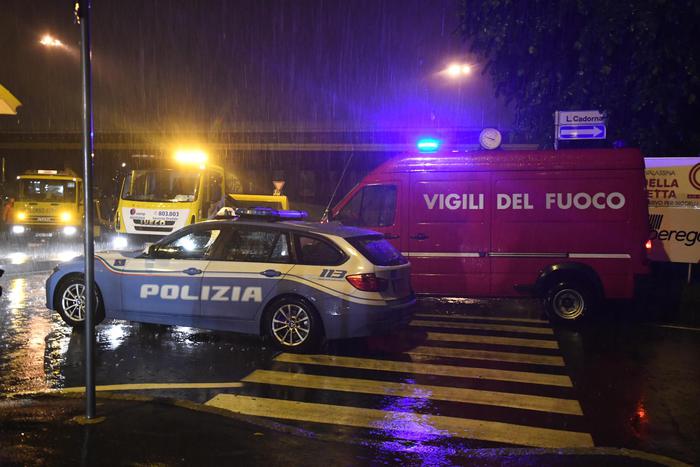 Napoli, bomba esplode nella notte: sventrato un bar