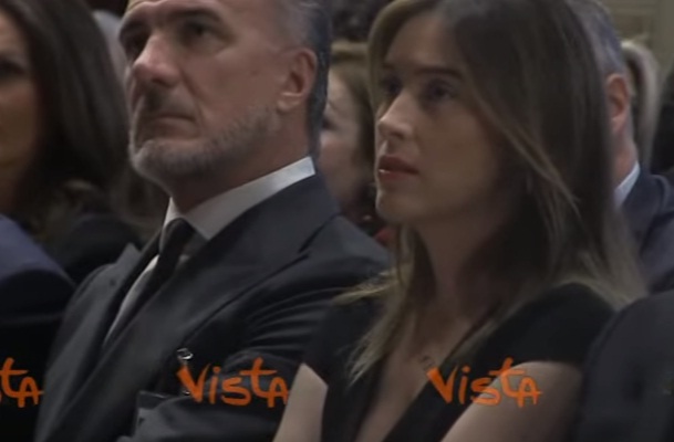 YOUTUBE Maria Elena Boschi con tacchi a spillo e tubino nero al premio Guido Carli