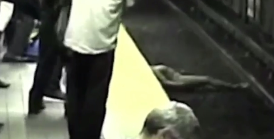 YOUTUBE Ragazza cade sui binari della metro: salvata prima dell'arrivo del treno