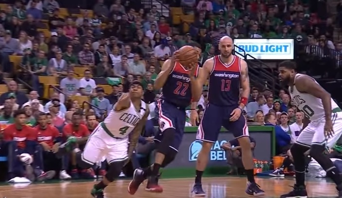 YOUTUBE Isaiah Thomas perde dente in contrasto, lo raccoglie e...