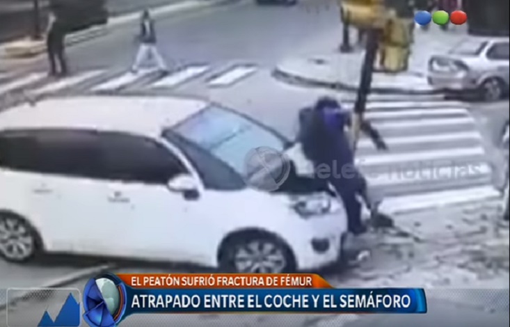 YOUTUBE Buenos Aires: auto contro semaforo travolge un ragazzo