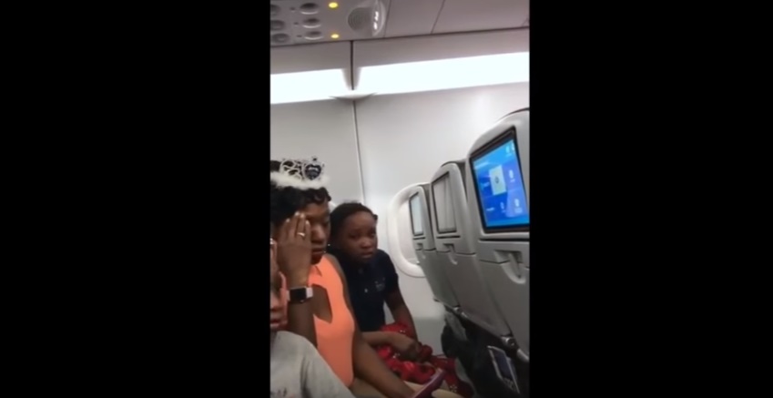 Famiglia costretta a scendere dall'aereo...per una torta di compleanno