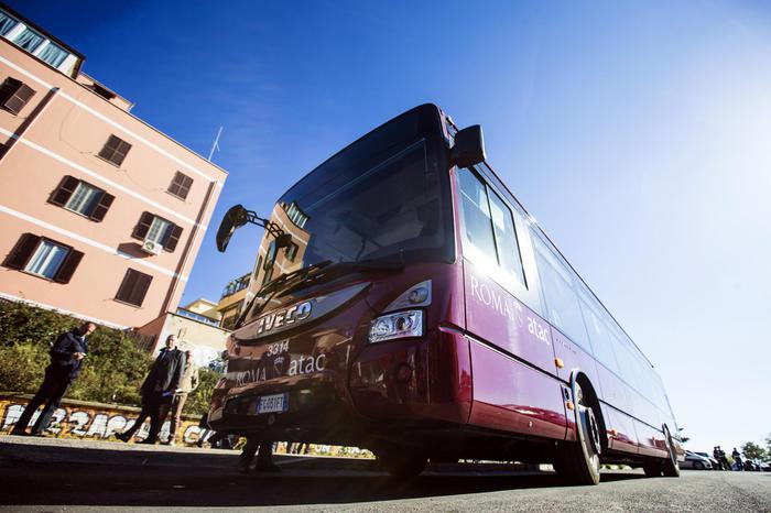 Roma, autista Atac aggredito da baby gang: bus distrutto